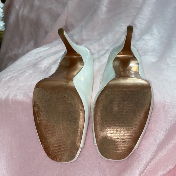 BCBGeneration WHITE PATENT PEEP TOE PUMPS - Picture 5 of 11